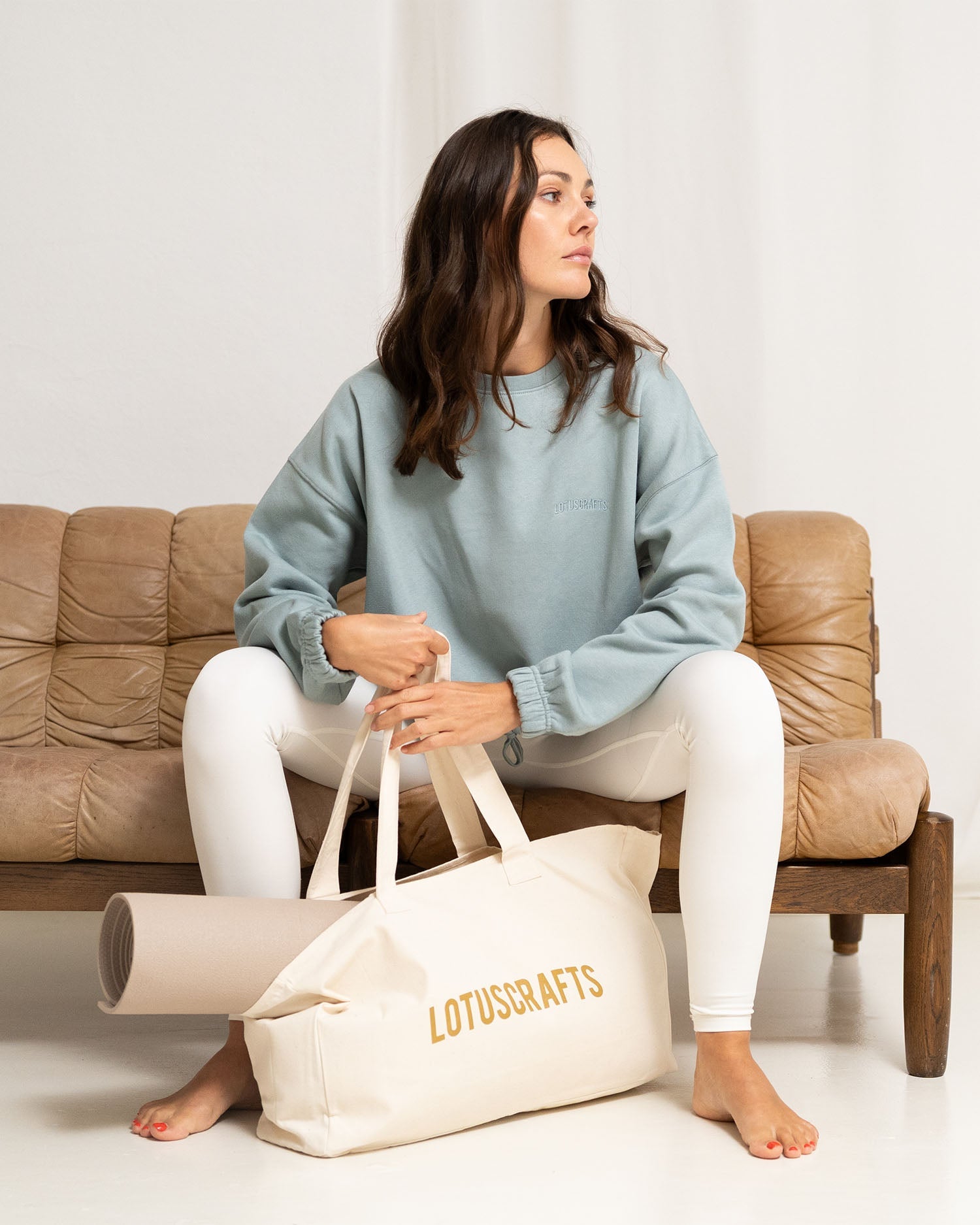 Stone Blue - Model im Sitzen mit Yoga Sweater 