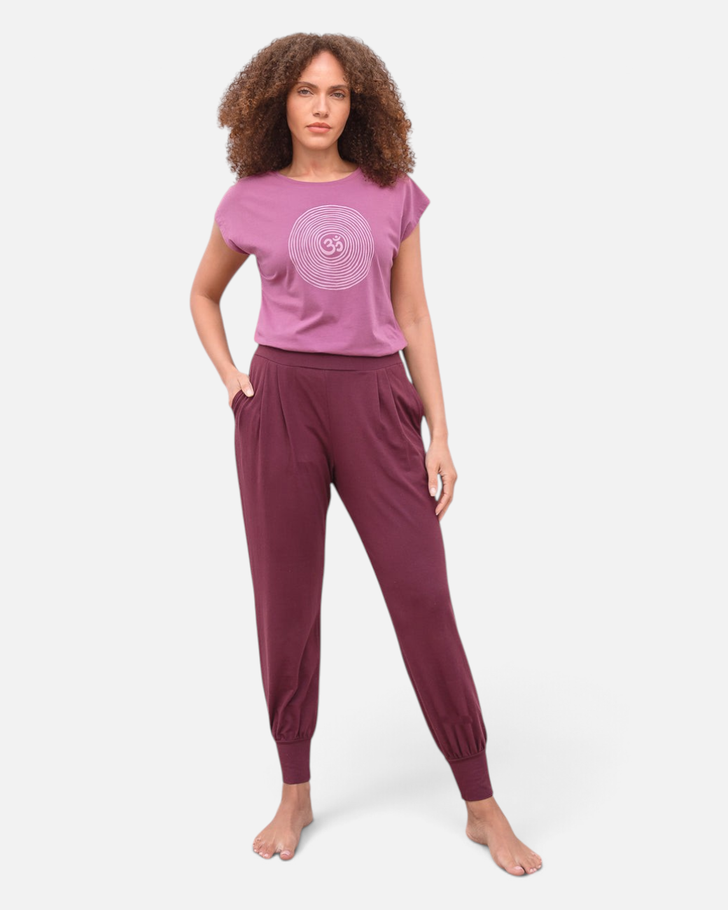 Model trägt weiche, burgunderrote greenyogashop Yogahose Naya aus Viskose-Mix mit elastischem Bund und Bündchen