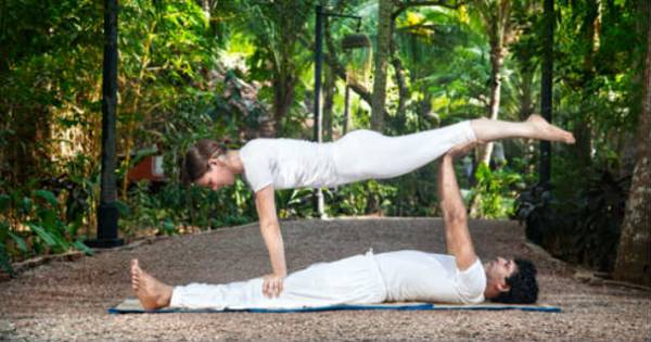 acro-yoga-auf-yogamatte