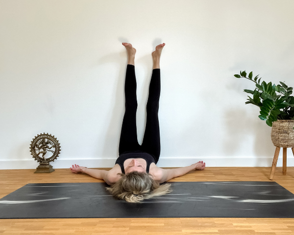 yoga-gegen-kopfschmerzen-beine-hochlegen